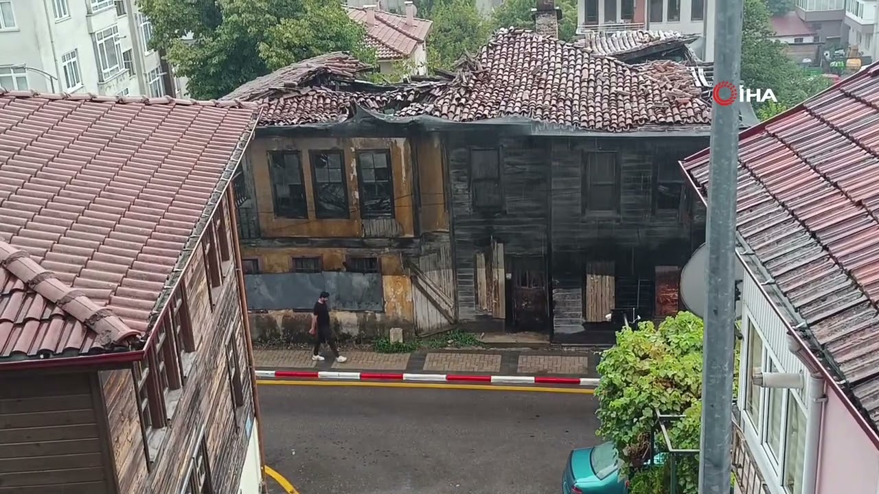 Tarihi binanın çatısı sağanak yağış sonrası çöktü