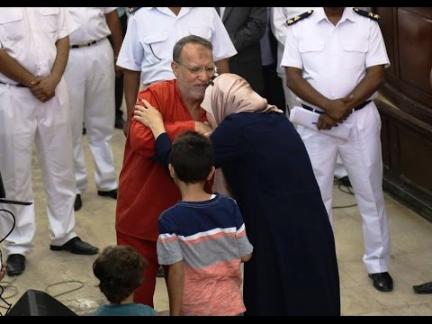 قاضي "فض رابعة" يسمح لـ "العريان" بالجلوس مع أسرته أثناء المحاكمة