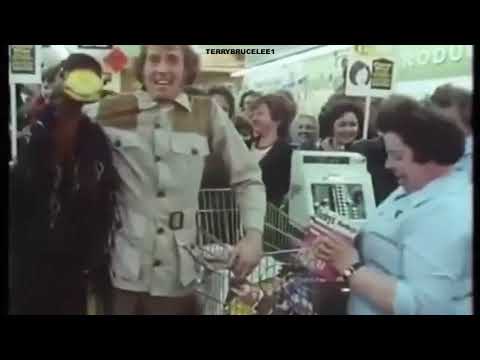 emu attacks people in supermarket very funny