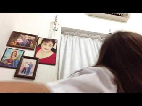 Mi primo me da un beso.  (Leer descripción)