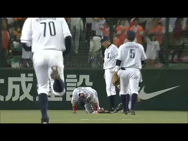 9回表 ライオンズ・勝利目前での悪夢... ジャイアンツ・村田の打球でライオンズ・浅村と木村が交錯し逆転を許す...2014/5/21 L-G