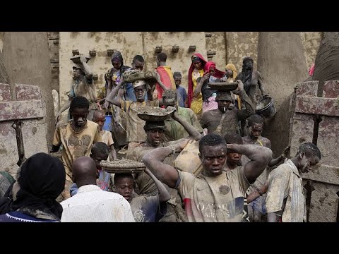 Thousands in Mali replaster the Mosque of Djenne