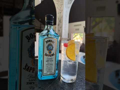 Gin and Tonic 🍸✨ #cocktail #ginandtonic #bombaysapphire