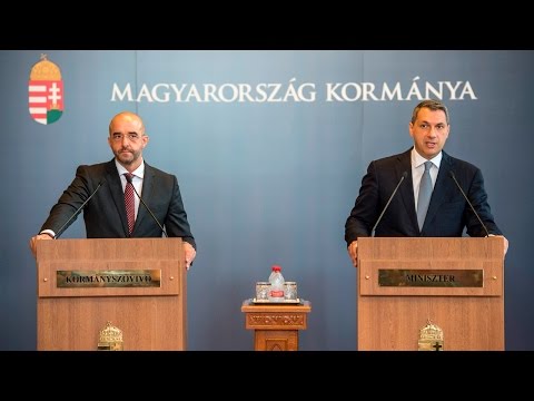 Lázár János Miniszterelnökséget vezető miniszter az 56. Kormányinfón, melyet Kovács Zoltán...