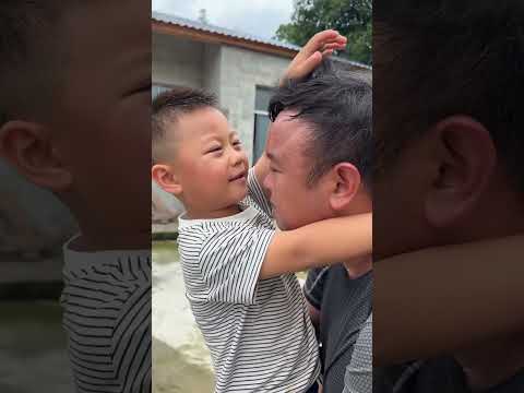 兄弟俩看到爸爸回家真的很开心，飞奔上去迎接爸爸！！