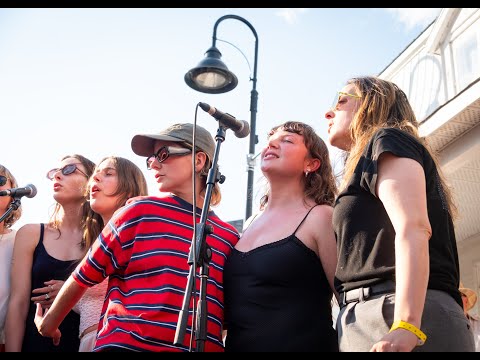 Jamais tout à fait par Lou-Adriane Cassidy et neufs chanteuses