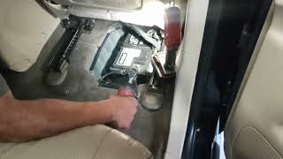 how to replace battery on 2012 jeep grand cherokee - battery location