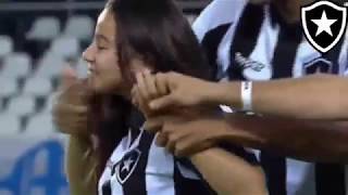 FILHA DE ROGER ENTRA EM CAMPO E É OVACIONADA PELA TORCIDA DO BOTAFOGO