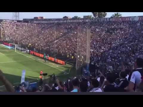 "Hinchada enloquece con la goleada 4-1 de Alianza ante Universitario" Barra: Comando SVR &bull; Club: Alianza Lima