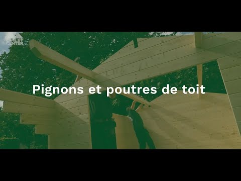 Montage des pignons et des poutres de toit pour un chalet à toit en pente