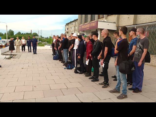 Выпускников школ пла­нируют принимать на службу по контракту