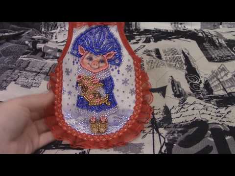 Готовая работа бисером\ Свинка бисером\Фартук на бутылку шампанского\Вышивка бисером.