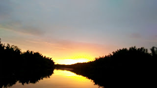 preview picture of video 'Sunset in sekonyer river...'