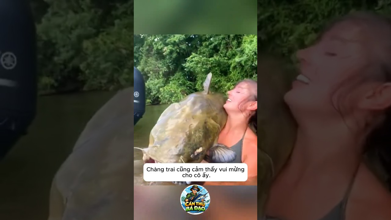 Cô gái dùng tay không bắt cá trê khổng lồ