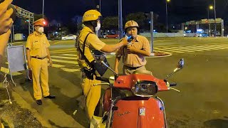 Bác sĩ khó tính khi bị CSGT thổi cồn