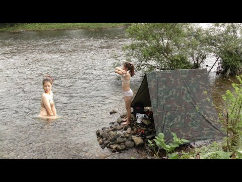 Solo Bushcraft & Camping, Build Survival Shelter 20