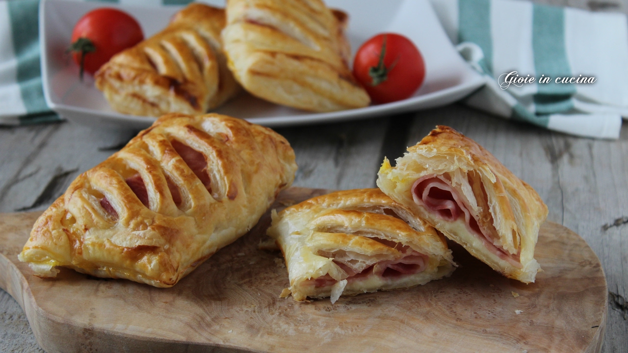 FAGOTTINI SALATI DI PASTA SFOGLIA CON PROSCIUTTO COTTO E FORMAGGIO