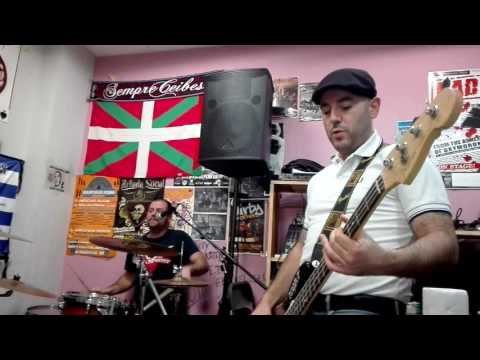 Dirty Brothers "Herria" abestia lokalean jotzen