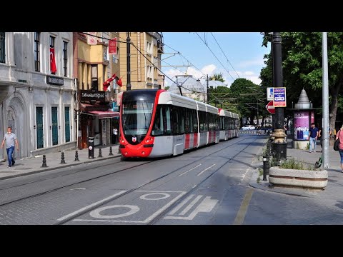 A estação de bonde mais próxima de Hagia Sophia é Sultanahmet, que fica a 7 minutos a pé da mesquita.