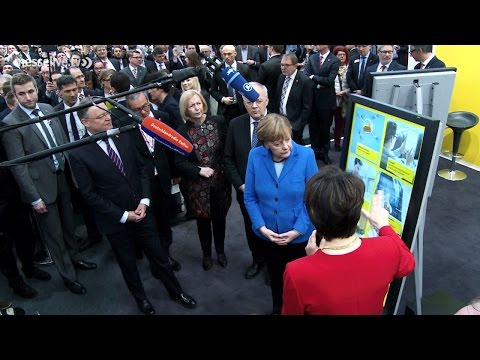 CeBIT 2016: Messerundgang mit Bundeskanzlerin Angela Merkel