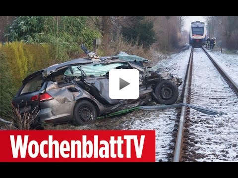 Zug erfasst Auto in Blersum