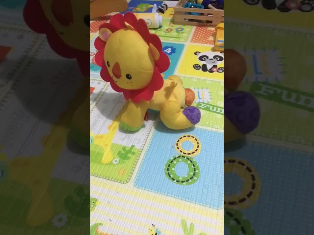 Vídeo relacionado con Fisher-Price Perrito Gatea y Juega Conmigo, Juguete Educativo con Sonido y Movimientos para bebés +6 Meses, versión español (HGY57)