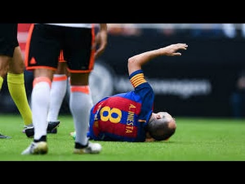 Andres Iniesta Horrible injury vs Valencia _ Barcelone 2-3. 22-10-2016