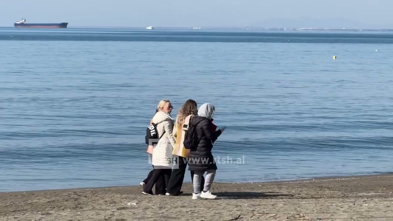 Moti i ngrohtë gjallëron bregdetin e Shëngjinit – Vizitorë të shumtë shijojnë shëtitjet dhe pushimin buzë detit