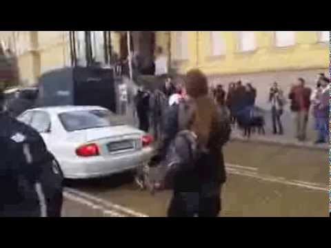 Протестиращ скочи върху колата на Кутев