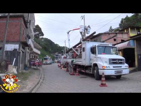Eletropaulo faz troca de poste em pleno dia útil em horário comercial e a cidade vira o caos