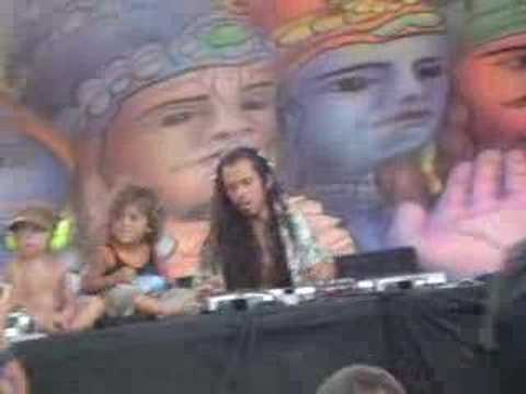 Rica Amaral e as crianças no palco UP#8