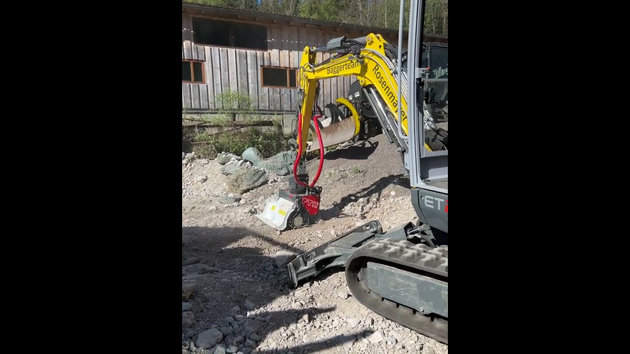 🚧 Baustelle heute. Minibagger mit Steinbrecher.