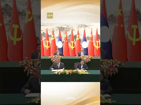 Chinese, Lao top leaders attend signing ceremony of cooperation documents