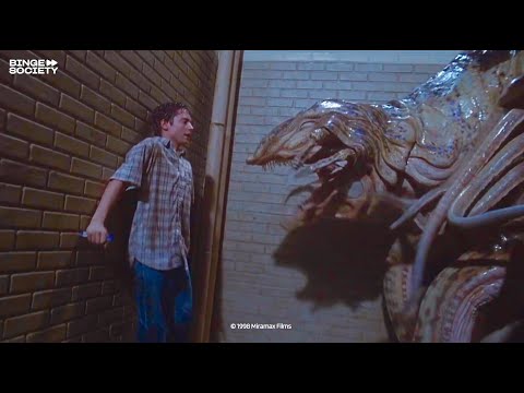 The Faculty (1998) - Fighting the Queen