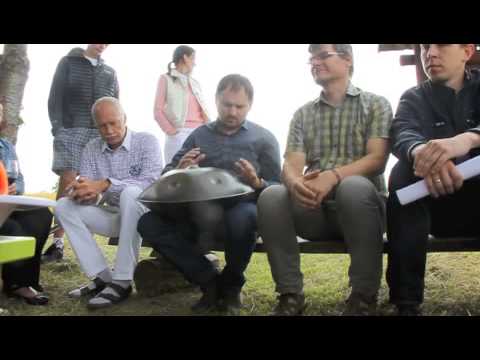 Raimonds Tiguls ar hangu   "Četri vēji" pie Tilgaļu Dižakmens