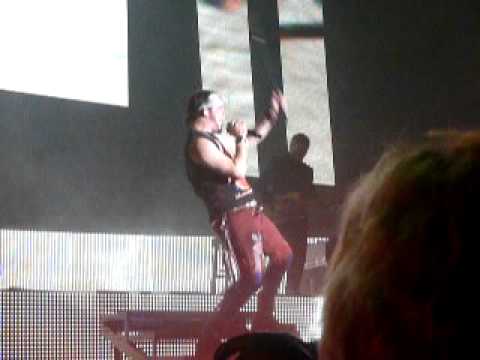 American Idols tour: James Durbin singing Uprising