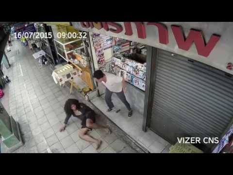 La storia del senzatetto davanti al negozio…