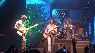 WEEZER. In the Garage. Surprising interpretation. Live in Barcelona 2025.
