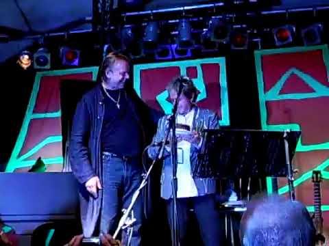 Yes Miscellany: 10/25/06 - Wolverhampton - Birthday cake for Jon Anderson (with Rick Wakeman)