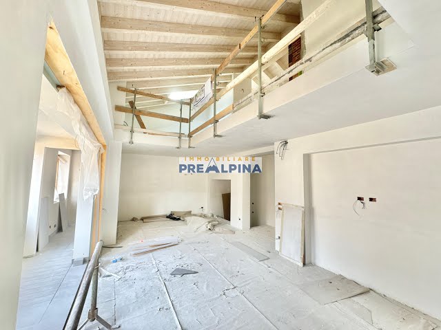 Attico di nuova costruzione con soppalco e travi a vista