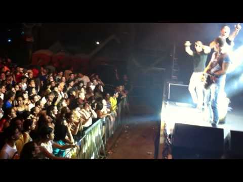 Público vai ao delírio com o som da banda Oito7nove4