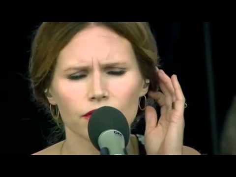 Nina Persson & Kungliga Filharmonikerna - Famous Blue Raincoat (DN Sommarkonsert 2011)