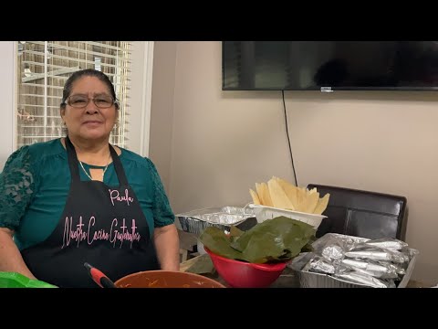 asiendo chuchitos en oja de plátano