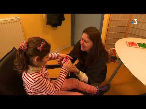 Lucie et Jade, atteintes du syndrome d'Angelman rêvent de nager avec les dauphins
