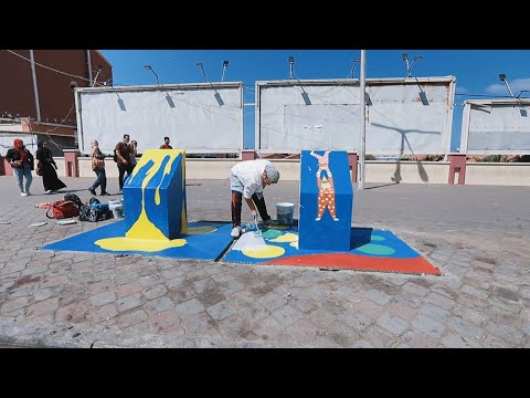 مبادرة تلوين وتجميل الحاويات على كورنيش بحر غزة