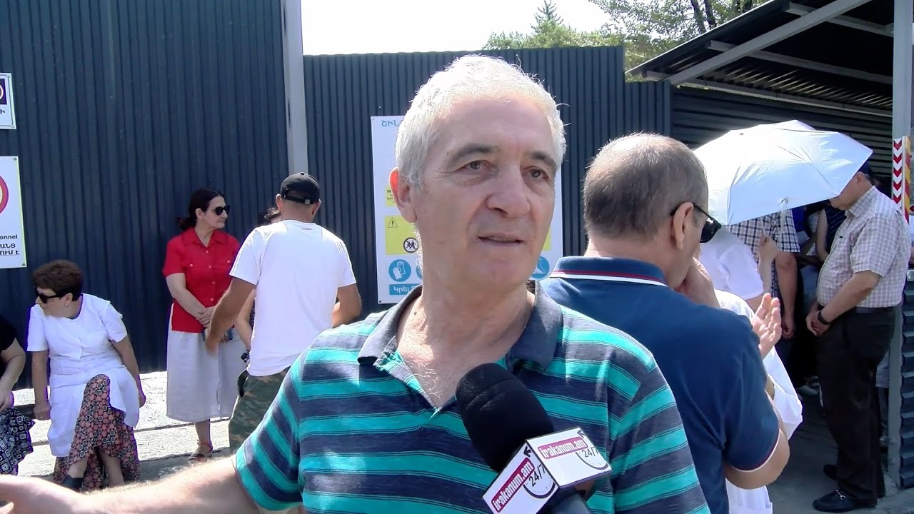 Մենք այստեղ ենք՝ ձեր կողքը լինելու համար. պարեկը՝ ցուցարարին