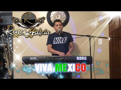 Tecladista de Chicago Reyes Garcia tocando cumbias costeñas bailables, Tel: 773-603-7067