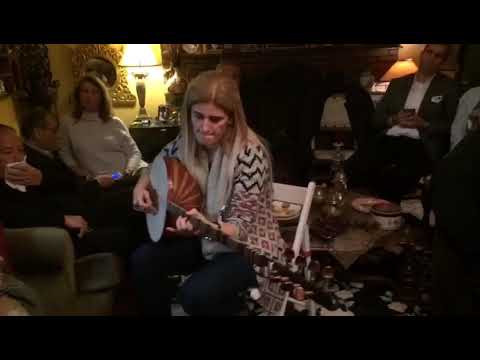 Pelin Değirmenci, Necdet Yaşar'ın tanburu "sarıkız" ile...