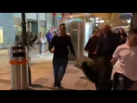 WIEN: Här flyr de från terrorattacken