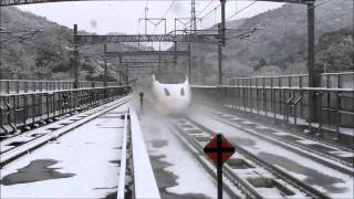 preview picture of video '超高速!!　雪の中、新幹線通過!! JR Kyushu Shinkansen pass through a station!!'